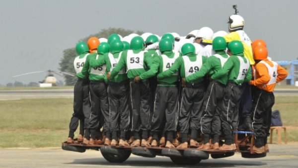 Най-големият брой хора на движещ се мотоциклет е 58. Рекордът беше постигнат от индийския отбор ASC Tornadoesa Karnataka на 19 ноември 2017 г. Предишният рекорд беше 56 души.